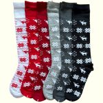 Hópehely és rénszarvas mintás térdzokni